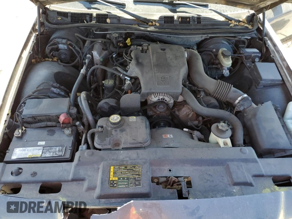 2004 Ford Crown Victoria LX z VIN 2FAFP74W44X112942, wystawiony jako Copart lot #50484665 z przebiegiem 248 480 mil mil oraz Szkoda całkowita • Salvage title. Historia ofert i sprzedaży dostępna na DreamBid. Obrazek 13.