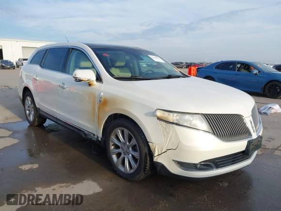 2014 Lincoln MKT EcoBoost z VIN 2LMHJ5AT3EBL50329, wystawiony jako IAAI lot #41434832 z przebiegiem 110 083 mil mil oraz . Historia ofert i sprzedaży dostępna na DreamBid. Obrazek 1.