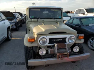 1977 Toyota Land Cruiser z VIN FJ40251338, wystawiony jako Copart lot #74954094 z przebiegiem 83 230 mil mil oraz Szkoda całkowita • Salvage title. Historia ofert i sprzedaży dostępna na DreamBid. Obrazek 5.