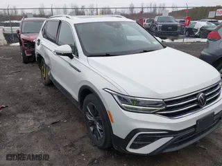 2022 Volkswagen Tiguan SE with VIN 3VV2B7AX8NM068186, listed as a IAAI auction lot 41704979 with 48,424 mi miles. Bid and sale history available at carsss.com. Image 1.