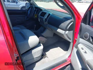 2006 Toyota Tacoma PreRunner z VIN 5TETU62NX6Z265482, wystawiony jako IAAI lot #41931729 z przebiegiem 255 000 mil mil oraz . Historia ofert i sprzedaży dostępna na DreamBid. Obrazek 5.