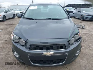 2012 Chevrolet Sonic LT z VIN 1G1JC5SH0C4173373, wystawiony jako IAAI lot #41628285 z przebiegiem 113 561 mil mil oraz . Historia ofert i sprzedaży dostępna na DreamBid. Obrazek 12.