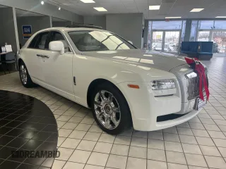 2010 Rolls-Royce Ghost z VIN SCA664S57AUX48643, wystawiony jako Copart lot #83959114 z przebiegiem 52 605 mil mil oraz Tytuł czysty. Historia ofert i sprzedaży dostępna na DreamBid. Obrazek 1.