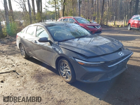 2024 Hyundai Elantra SEL z VIN KMHLM4DGXRU832768, wystawiony jako IAAI lot #41826429 z przebiegiem 11 221 mil mil oraz . Historia ofert i sprzedaży dostępna na DreamBid. Obrazek 1.