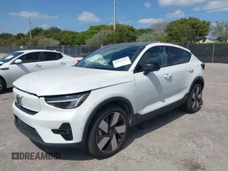 2024 Volvo C40 Plus z VIN YV4ER3GL0R2104189, wystawiony jako IAAI lot #42113357 z przebiegiem 8 686 mil mil oraz . Historia ofert i sprzedaży dostępna na DreamBid. Obrazek 2.