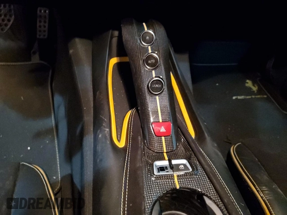 2014 Ferrari F12 z VIN ZFF74UHT5E0203242, wystawiony jako Copart lot #39032483 z przebiegiem 7 926 mil mil oraz Szkoda całkowita • Salvage title. Historia ofert i sprzedaży dostępna na DreamBid. Obrazek 11.