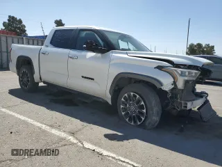 2022 Toyota Tundra Limited z VIN 5TFJA5DB9NX018019, wystawiony jako Copart lot #52607235 z przebiegiem 31 692 mil mil oraz Szkoda całkowita • Salvage title. Historia ofert i sprzedaży dostępna na DreamBid. Obrazek 4.