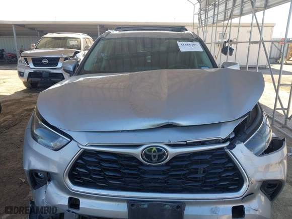 2022 Toyota Highlander XLE with VIN 5TDGZRBH1NS568368, listed as a IAAI auction lot 41666106 with 80,709 mi miles. Bid and sale history available at carsss.com. Image 12.