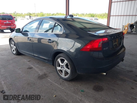 2013 Volvo S60 T5 Premier z VIN YV1612FS0D1216596, wystawiony jako IAAI lot #42311635 z przebiegiem 125 512 mil mil oraz . Historia ofert i sprzedaży dostępna na DreamBid. Obrazek 3.
