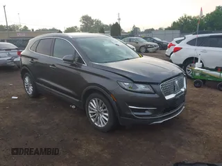 2019 Lincoln MKC Standard z VIN 5LMCJ1C9XKUL48497, wystawiony jako IAAI lot #42406659 z przebiegiem 101 734 mil mil oraz . Historia ofert i sprzedaży dostępna na DreamBid. Obrazek 1.