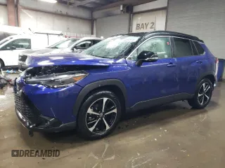 2023 Toyota Corolla Cross Hybrid S z VIN 7MUFBABG9PV011189, wystawiony jako Copart lot #46050695 z przebiegiem Nie podano mil oraz Szkoda całkowita • Salvage title. Historia ofert i sprzedaży dostępna na DreamBid. Obrazek 1.