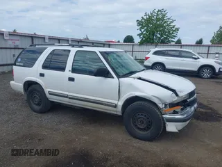 2000 Chevrolet Blazer LT z VIN 1GNDT13W1Y2366880, wystawiony jako IAAI lot #42282543 z przebiegiem 245 806 mil mil oraz . Historia ofert i sprzedaży dostępna na DreamBid. Obrazek 1.