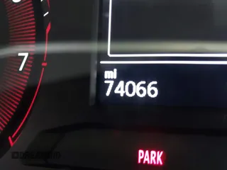 2019 Volkswagen Jetta GLI S z VIN 3VW6T7BU4KM255418, wystawiony jako IAAI lot #42141020 z przebiegiem 74 066 mil mil oraz . Historia ofert i sprzedaży dostępna na DreamBid. Obrazek 15.