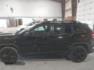 2018 Jeep Cherokee Limited z VIN 1C4PJMDX8JD554326, wystawiony jako IAAI lot #41843179 z przebiegiem 144 104 mil mil oraz . Historia ofert i sprzedaży dostępna na DreamBid. Obrazek 17.