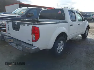 2007 Nissan Frontier SE z VIN 1N6AD07UX7C421926, wystawiony jako IAAI lot #41510697 z przebiegiem 273 908 mil mil oraz . Historia ofert i sprzedaży dostępna na DreamBid. Obrazek 4.