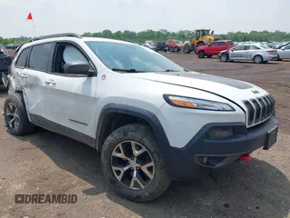 2017 Jeep Cherokee Trailhawk z VIN 1C4PJMBSXHW657446, wystawiony jako IAAI lot #42406437 z przebiegiem 158 351 mil mil oraz . Historia ofert i sprzedaży dostępna na DreamBid. Obrazek 1.