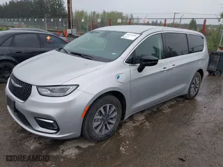 2024 Chrysler Pacifica Hybrid Select with VIN 2C4RC1S71RR141743, listed as a IAAI auction lot 42019686 with 17,638 mi miles. Bid and sale history available at carsss.com. Image 17.