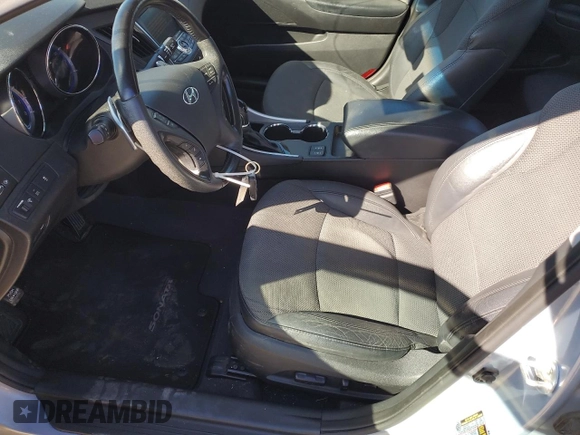 2013 Hyundai Sonata SE z VIN 5NPEC4AC7DH786496, wystawiony jako Copart lot #47479885 z przebiegiem 158 561 mil mil oraz Czysty tytuł • Clean title. Historia ofert i sprzedaży dostępna na DreamBid. Obrazek 7.