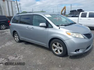 2013 Toyota Sienna LE AAS z VIN 5TDKK3DC3DS402574, wystawiony jako IAAI lot #42272047 z przebiegiem 142 938 mil mil oraz . Historia ofert i sprzedaży dostępna na DreamBid. Obrazek 1.