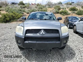 2006 Mitsubishi Raider Duro Cross z VIN 1Z7HC38N86S542959, wystawiony jako Copart lot #57301385 z przebiegiem 149 167 mil mil oraz Tytuł czysty. Historia ofert i sprzedaży dostępna na DreamBid. Obrazek 5.