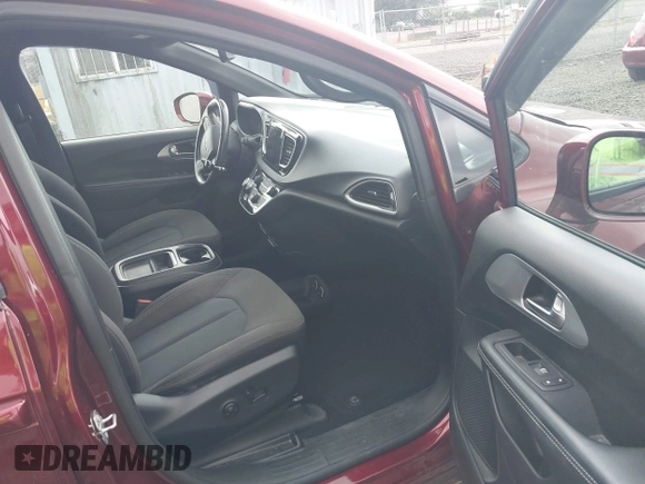 2020 Chrysler Pacifica Touring with VIN 2C4RC1FG6LR142887, listed as a IAAI auction lot 42260931 with 50,008 mi miles and . Bid and sale history available at DreamBid. Image 5.