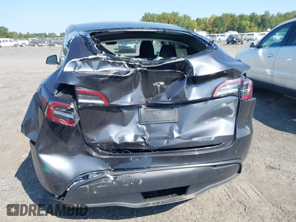 2024 Tesla Model Y Long Range with VIN 7SAYGDEE3RF152964, listed as a IAAI auction lot 40394843 with 3,393 mi miles. Bid and sale history available at carsss.com. Image 6.