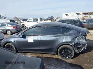 2022 Tesla Model Y Long Range z VIN 7SAYGDEE6NA013757, wystawiony jako IAAI lot #41364867 z przebiegiem 33 621 mil mil oraz . Historia ofert i sprzedaży dostępna na DreamBid. Obrazek 15.