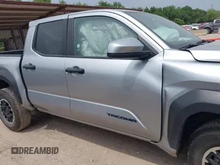 2024 Toyota Tacoma SR5 z VIN 3TMLB5JN9RM003004, wystawiony jako IAAI lot #42276998 z przebiegiem 32 474 mil mil oraz . Historia ofert i sprzedaży dostępna na DreamBid. Obrazek 13.
