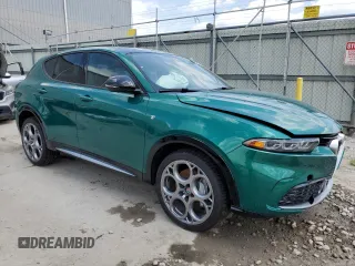 2024 Alfa Romeo Tonale Ti z VIN ZASPATCW0R3055934, wystawiony jako Copart lot #67899114 z przebiegiem 4211 mil mil oraz Szkody całkowita. Historia ofert i sprzedaży dostępna na DreamBid. Obrazek 4.