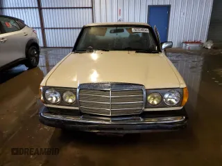 1983 Mercedes-Benz 300 D with VIN WDBAB33A0DB024215, listed as a Copart auction lot 82224054 with 101,197 mi miles and Clean Title. Bid and sale history available at carsss.com. Image 5.