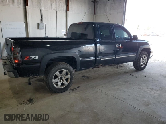 2005 Chevrolet Silverado 1500 Z71 z VIN 1GCEK19B75Z241454, wystawiony jako Copart lot #52154325 z przebiegiem 203 436 mil mil oraz Szkoda całkowita • Salvage title. Historia ofert i sprzedaży dostępna na DreamBid. Obrazek 3.
