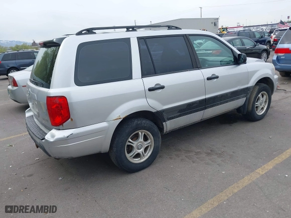 2005 Honda Pilot LX with VIN 2HKYF18105H556470, listed as a IAAI auction lot 42094372 with 266,089 mi miles. Bid and sale history available at carsss.com. Image 4.
