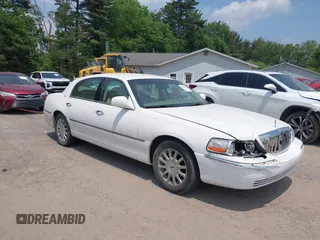 2006 Lincoln Town Car Signature z VIN 1LNHM81VX6Y618058, wystawiony jako IAAI lot #42377763 z przebiegiem 189 459 mil mil oraz . Historia ofert i sprzedaży dostępna na DreamBid. Obrazek 1.