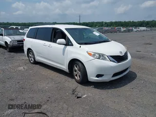 2014 Toyota Sienna LE AAS z VIN 5TDKK3DC9ES496428, wystawiony jako IAAI lot #42623561 z przebiegiem 432 867 mil mil oraz . Historia ofert i sprzedaży dostępna na DreamBid. Obrazek 1.
