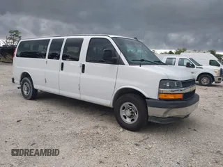 2018 Chevrolet Express Passenger LT z VIN 1GAZGPFG7J1334935, wystawiony jako IAAI lot #41697084 z przebiegiem 72 571 mil mil oraz . Historia ofert i sprzedaży dostępna na DreamBid. Obrazek 1.
