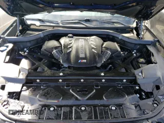 2021 BMW X5 M z VIN 5YMJU0C02M9E48899, wystawiony jako Copart lot #62313822 z przebiegiem 18 708 mil mil oraz . Historia ofert i sprzedaży dostępna na DreamBid. Obrazek 7.