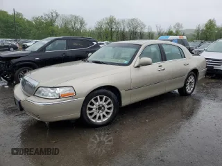 2006 Lincoln Town Car Signature z VIN 1LNHM81W76Y647607, wystawiony jako Copart lot #55507165 z przebiegiem 196 468 mil mil oraz Szkody całkowita. Historia ofert i sprzedaży dostępna na DreamBid. Obrazek 1.