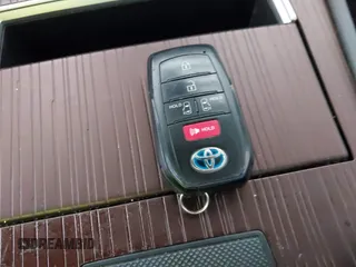 2021 Toyota Sienna LE z VIN 5TDKRKEC3MS070561, wystawiony jako IAAI lot #42331063 z przebiegiem 56 413 mil mil oraz . Historia ofert i sprzedaży dostępna na DreamBid. Obrazek 11.