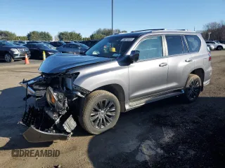 2023 Lexus GX 460 Premium z VIN JTJAM7BX2P5353538, wystawiony jako Copart lot #50010325 z przebiegiem 43 191 mil mil oraz Szkody całkowita. Historia ofert i sprzedaży dostępna na DreamBid. Obrazek 1.