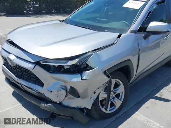 2022 Toyota RAV4 XLE z VIN 2T3W1RFV5NC213609, wystawiony jako IAAI lot #42561113 z przebiegiem 22 125 mil mil oraz . Historia ofert i sprzedaży dostępna na DreamBid. Obrazek 6.