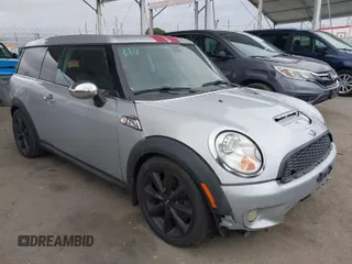 2010 MINI Clubman S z VIN WMWMM3C58ATZ32863, wystawiony jako IAAI lot #41772706 z przebiegiem 156 758 mil mil oraz . Historia ofert i sprzedaży dostępna na DreamBid. Obrazek 1.