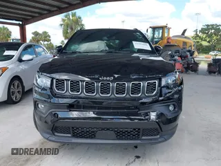 2024 Jeep Compass Latitude Lux с VIN 3C4NJDFN5RT104769, выставлен на аукционе IAAI как лот 42585680 с пробегом 7 162 миль миль и . История ставок и продаж доступна на DreamBid. Изображение 11.