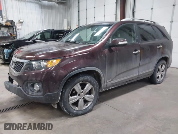 2013 Kia Sorento EX z VIN 5XYKUDA29DG313777, wystawiony jako IAAI lot #41574912 z przebiegiem 120 003 mil mil oraz . Historia ofert i sprzedaży dostępna na DreamBid. Obrazek 17.