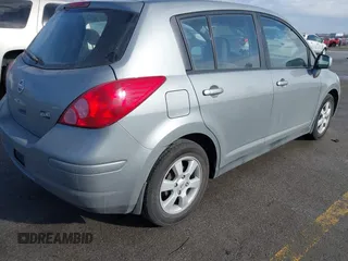 2007 Nissan Versa SL z VIN 3N1BC13E47L381218, wystawiony jako IAAI lot #41454515 z przebiegiem 137 264 mil mil oraz . Historia ofert i sprzedaży dostępna na DreamBid. Obrazek 4.
