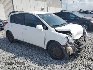 2009 Nissan Versa S z VIN 3N1BC13E79L490369, wystawiony jako Copart lot #51960035 z przebiegiem 160 125 mil mil oraz Nie do naprawy • Non repairable. Historia ofert i sprzedaży dostępna na DreamBid. Obrazek 4.