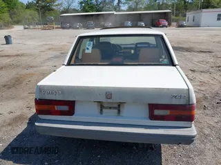 1991 Volvo 740 z VIN YV1FA8842M2506866, wystawiony jako IAAI lot #42076046 z przebiegiem 126 781 mil mil oraz . Historia ofert i sprzedaży dostępna na DreamBid. Obrazek 16.