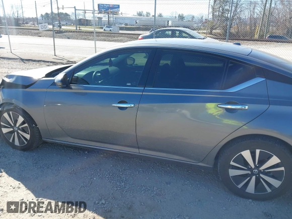 2019 Nissan Altima 2.5 SV with VIN 1N4BL4DV7KC121581, listed as a IAAI auction lot 41695568 with 109,447 mi miles. Bid and sale history available at carsss.com. Image 14.