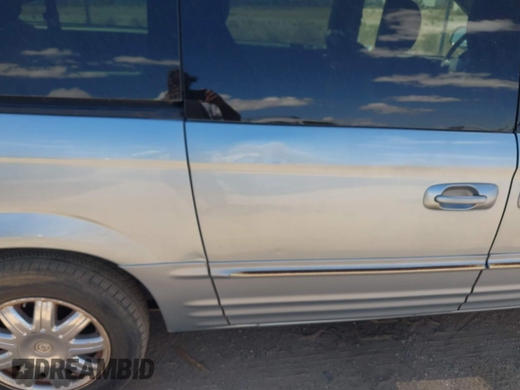 2003 Chrysler Town & Country Limited with VIN 2C8GP64LX3R360516, listed as a IAAI auction lot 42083148 with 185,244 mi miles. Bid and sale history available at carsss.com. Image 6.