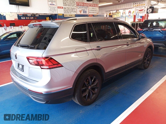 2024 Volkswagen Tiguan SE z VIN 3VV3B7AX7RM105271, wystawiony jako IAAI lot #42752403 z przebiegiem 27 050 mil mil oraz . Historia ofert i sprzedaży dostępna na DreamBid. Obrazek 37.