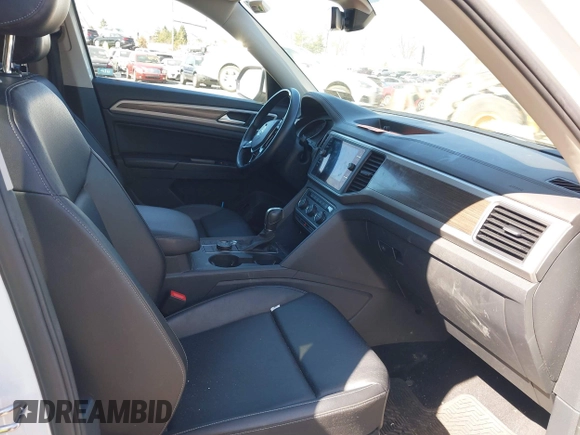 2018 Volkswagen Atlas SE with VIN 1V2LR2CA3JC577302, listed as a IAAI auction lot 41733691 with 66,185 mi miles and . Bid and sale history available at DreamBid. Image 5.